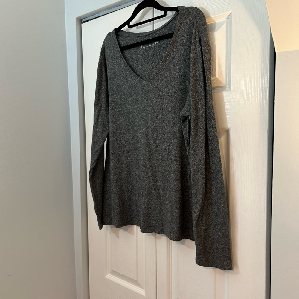 Eddie Bauer Women’s 2XL Gray V-Neck Long Sleeve Tee Lightweight Knit